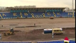 Със смъкнати гащи на терена