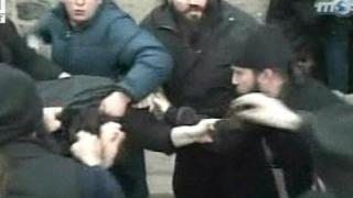 Бой, молитви и сръбска музика