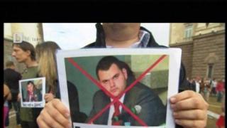 Пеевски обръща колата