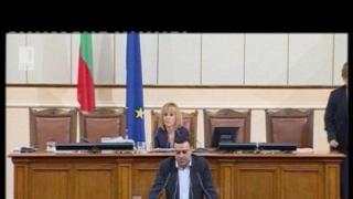 Извисен и леко пикантен сюжет