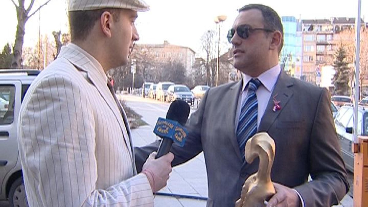 ЮКСЕЛ КАДРИЕВ СЪС „ЗЛАТЕН СКУНКС“ СЛЕД КАТО ШОФИРА ПИЛ