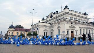 „ГОСПОДАРИ НА ЕФИРА“ ИЗСИПАХА 240 ЗЛАТНИ СКУНКСА ПРЕД ПАРЛАМЕНТА