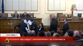 Пореден разгорещен ден на парламентарната сцена „Сълза и смях“