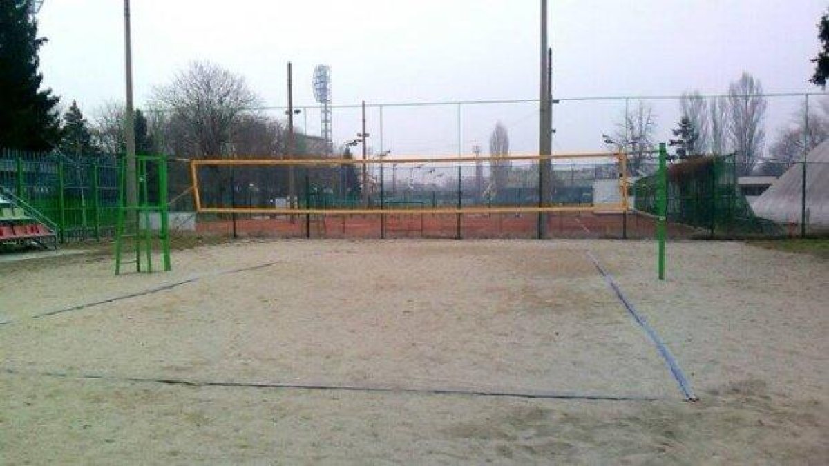 Всеобщото игрище по плажен волейбол на гребната база в Пловдив
