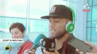 Музикално изпълнение от футболист на Барса.