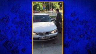 Наглец паркира на две места за инвалиди