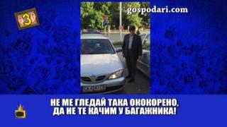 Шофьор паркира на две места за инвалиди