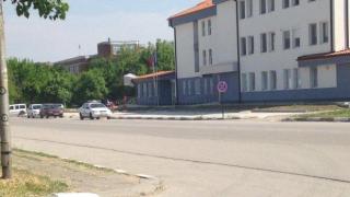 И патрулните коли спират неправилно