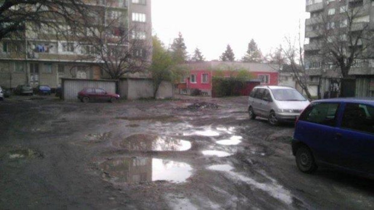 С локви, дупки и без осветление на входа