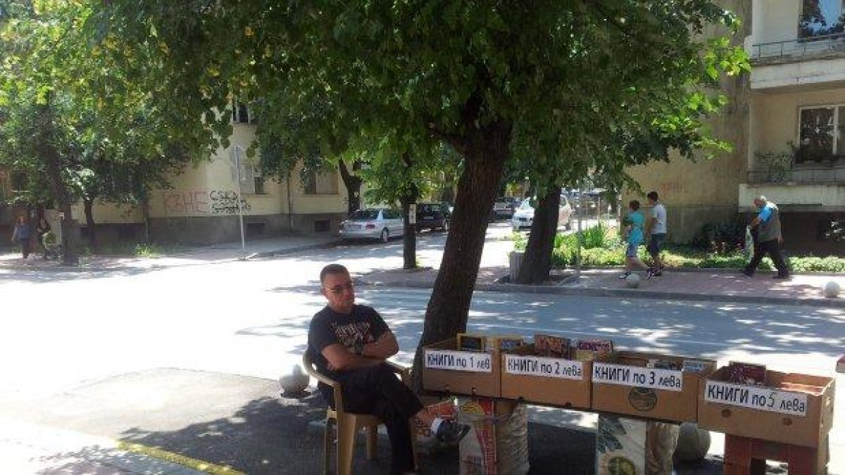 Продават книги на велоалея във Враца