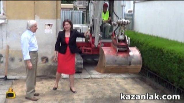 Има ли сила министър Бъчварова да разбие бутилка шампанско?