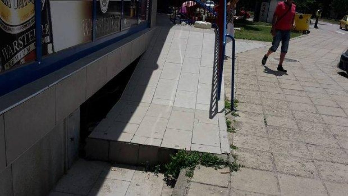 Негодна рампа пред аптека затруднява хората