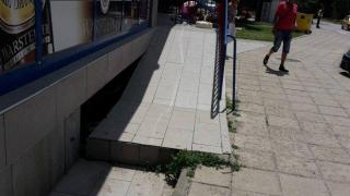 Негодна рампа пред аптека затруднява хората