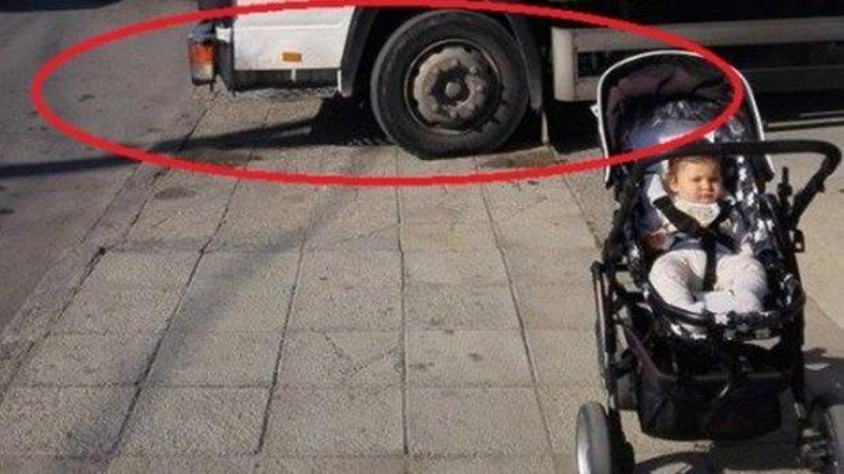С детската количка на шосето заради камион на тротоара