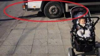 С детската количка на шосето заради камион на тротоара