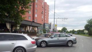 Уникално паркиране в две ленти