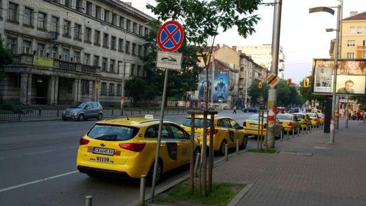 Tаксита спират безнаказано на забранено място