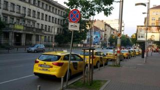Tаксита спират безнаказано на забранено място