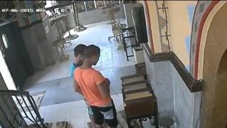 Деца крадат от църква (ЕКСКЛУЗИВНО ВИДЕО)