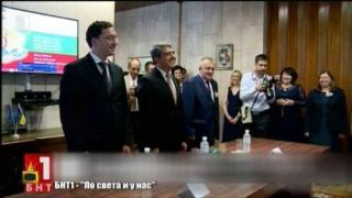 Президентът Плевнелиев залита, докато марширува