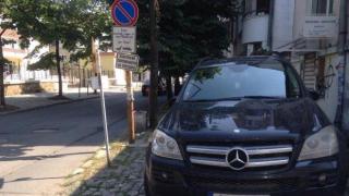 Паркирането на тротоара е забранено, но явно не за всички
