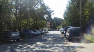 Класика в паркирането: Всички коли на тротоара