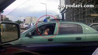 Полицайка говори по 2 телефона, докато шофира