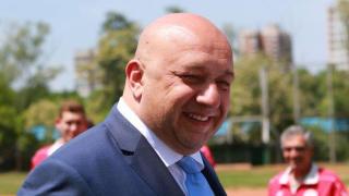 Министър Кралев се извини пред Gospodari.com за спирането на инвалидно място