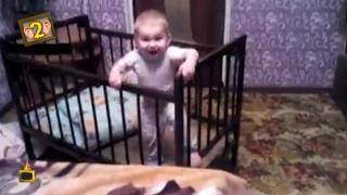 Руско бебе беглец се измъква от всякъде