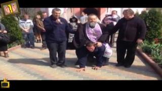Гледам и не вярвам на ушите си: Маймуна облича тениска, поп язди мирянин