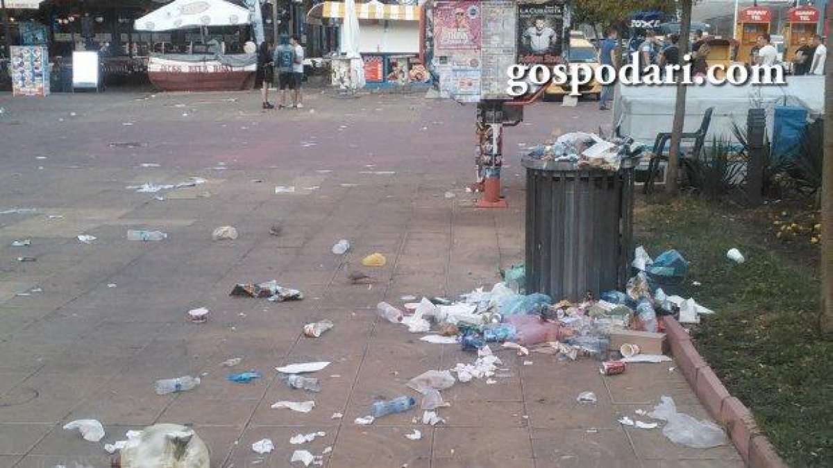Слънчев бряг посреща туристи с боклук по улиците