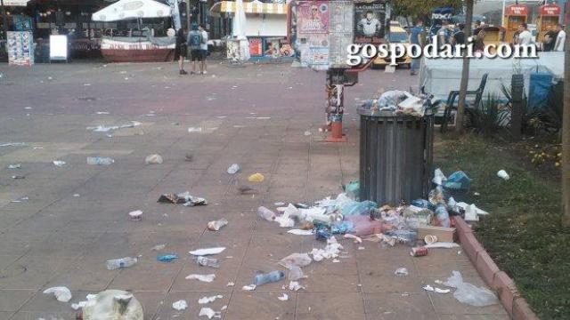Слънчев бряг посреща туристи с боклук по улиците