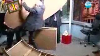 Журналисти се бият и рушат студио в ефир