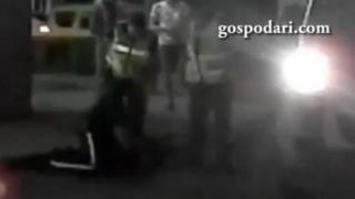 Екшън в Слънчев бряг: Трима полицаи се борят с пиян младеж (ВИДЕО)