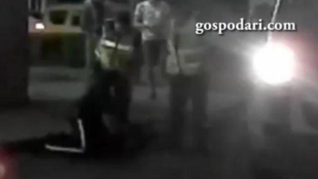 Екшън в Слънчев бряг: Трима полицаи се борят с пиян младеж (ВИДЕО)