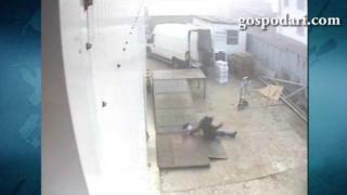 Който и да мине по тази рампа, ще се подхлъзне (ВИДЕО)
