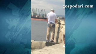 Пълна простащина: Човек уринира в морето от брега (ВИДЕО)