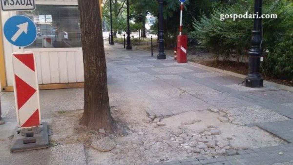 Столична община няма да свърши нищо за проблемните шахти и тротоари, друг бил виновен