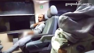 Изрод си сваля гащите във влака (ВИДЕО 18+)