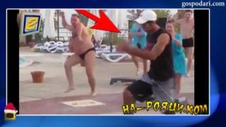 Голям мъж с малък бански прави аеробика
