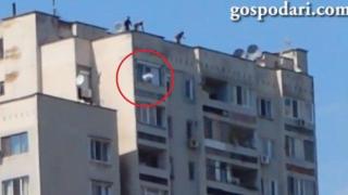 Опасно: Работници мятат чували от 14-етажен блок (ВИДЕО)