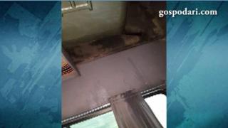 Течащ автобус превозва пътници по Черноморието