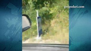 Полицаи крият пътен знак, че снимат нарушители (ВИДЕО)