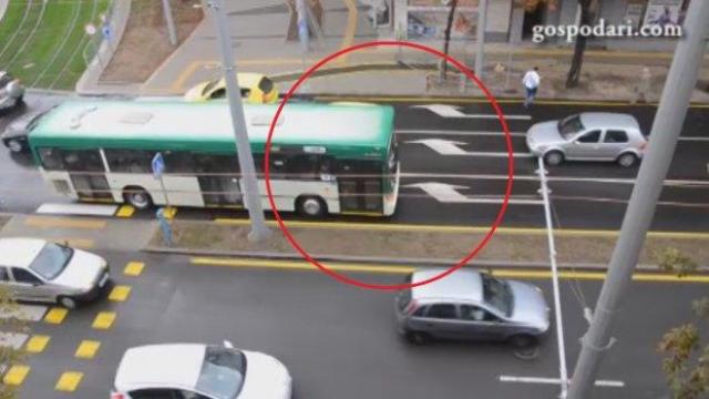 Автобус на градския транспорт в София влезе в насрещното (ВИДЕО)