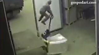 Ето така не се разтоварва камион (ВИДЕО)