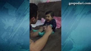 Бебе надхитря баща си с фалшив рев (ВИДЕО)