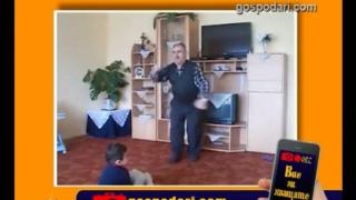 Дядо танцува на модерна младежка музика