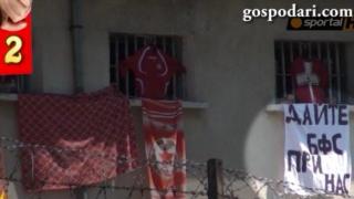 Футболните фенове - голи, в затвора и свиващи марихуана