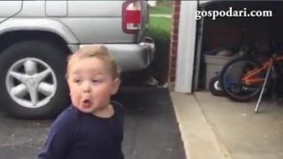 Бебе открива гаража за първи път (ВИДЕО)