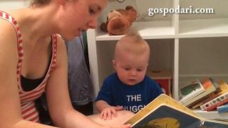 Любопитно бебенце плаче за книжка